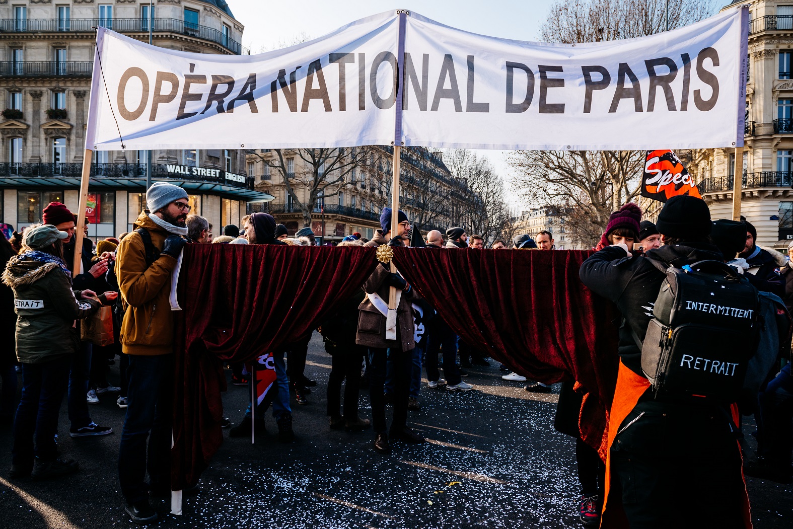 Em frente à Opera Nacional de Paris, manifestantes fazem mais um protesto contra a reforma da previdência. Foto Karine Pierre / Hans Lucas Formato de mídia