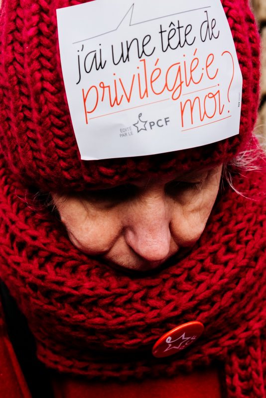 Manifestante em Paris pergunta: "Tenho cara de privilegiada?". Foto Karine Pierre / Hans Lucas