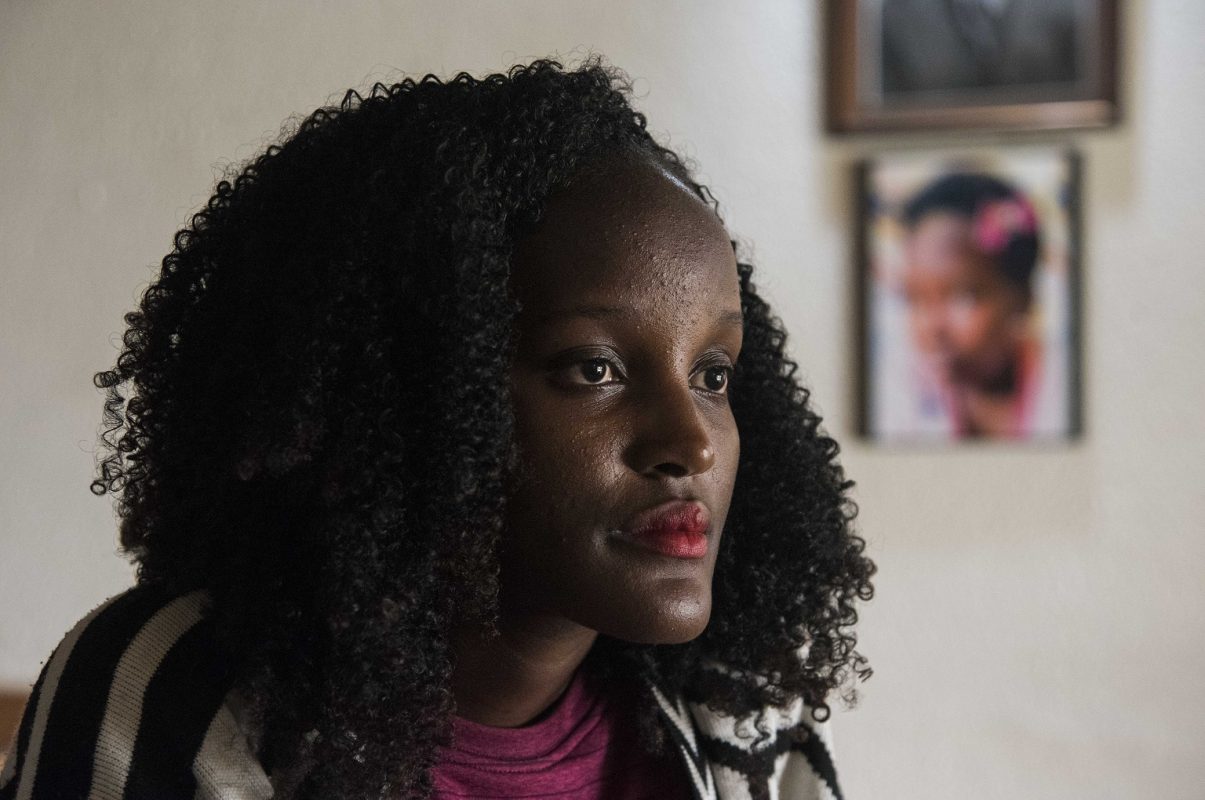 A jovem ativista Vanessa Nakate durante uma entrevista em sua casa, em Kampala, capital de Uganda. Foto Isaac Ksamani/AFP