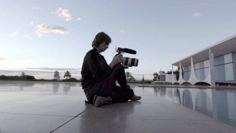 Petra Costa, a diretora de "Democracia em vertigem": narração melancólica para a tragédia política do Brasil. Foto de divulgação
