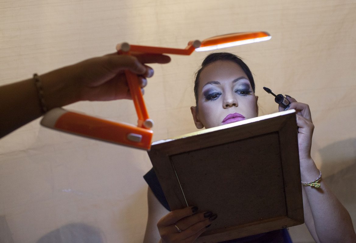 Concorrente transgênero retoca a maquiagem nos bastidores do concurso de beleza Trans Miss Itália, em Nápoles