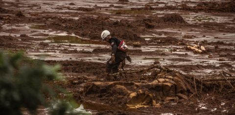Trabalho de bombeiros após a tragédia de Brumadinho: pesquisadores coletaram dados e relatos ao longo do vale do Rio Paraopeba (Foto: Maria Otávia Resende/UFJF)