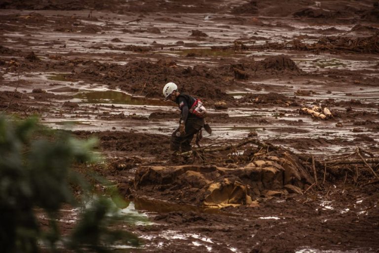 Trabalho de bombeiros após a tragédia de Brumadinho: pesquisadores coletaram dados e relatos ao longo do vale do Rio Paraopeba (Foto: Maria Otávia Resende/UFJF)