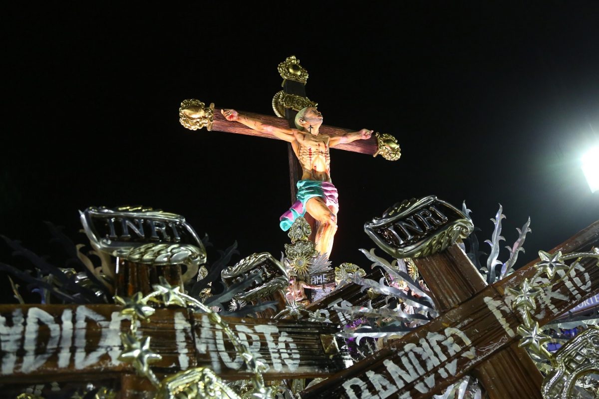 A alegoria “O Calvário”, da Mangueira, com um Cristo jovem, crucificado e crivado de balas. Foto Gilson Borba/NurPhoto