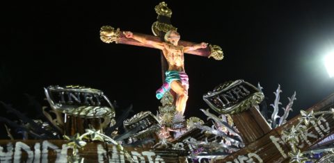 A alegoria “O Calvário”, da Mangueira, com um Cristo jovem, crucificado e crivado de balas. Foto Gilson Borba/NurPhoto
