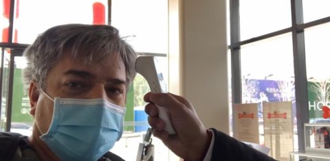 Mauro Hart é abordado pelo segurança do supermercado em busca de algum sintoma de contaminação. Foto Arquivo Pessoal