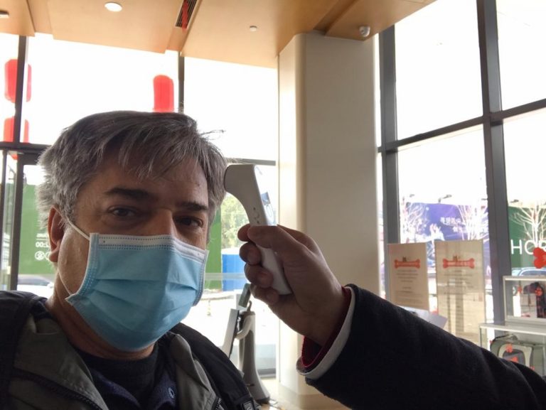 Mauro Hart é abordado pelo segurança do supermercado em busca de algum sintoma de contaminação. Foto Arquivo Pessoal