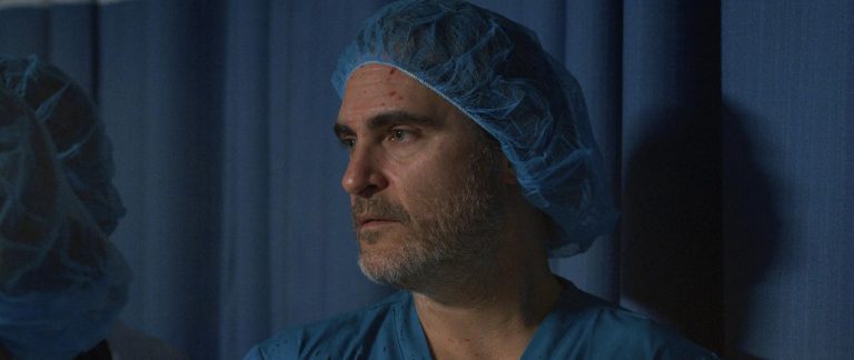 Joaquim Phoenix faz o papel de um cirurgião que tenta salvar um paciente com insuficiência cardíaca sistêmica. Foto Divulgação