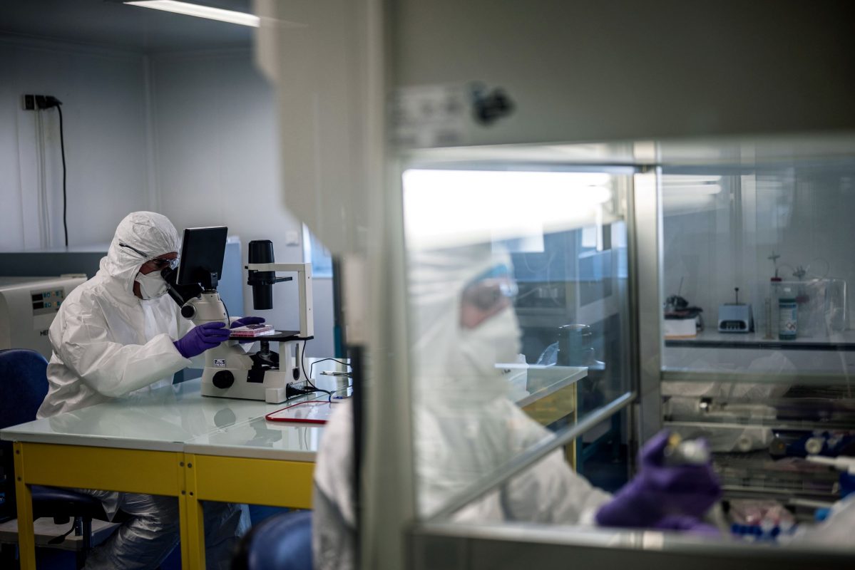 Cientistas da Universidade de VirPath, em Lyon , na França pesquisam novo vírus: após pesquisadores da Universidade de Xangai conseguirem sequenciar o DNA do coronavírus, eles disponibilizaram a descoberta e cientistas de todo o mundo começaram a usá-la para desenvolver diagnósticos (Foto: Jeff Pachoud/AFP)