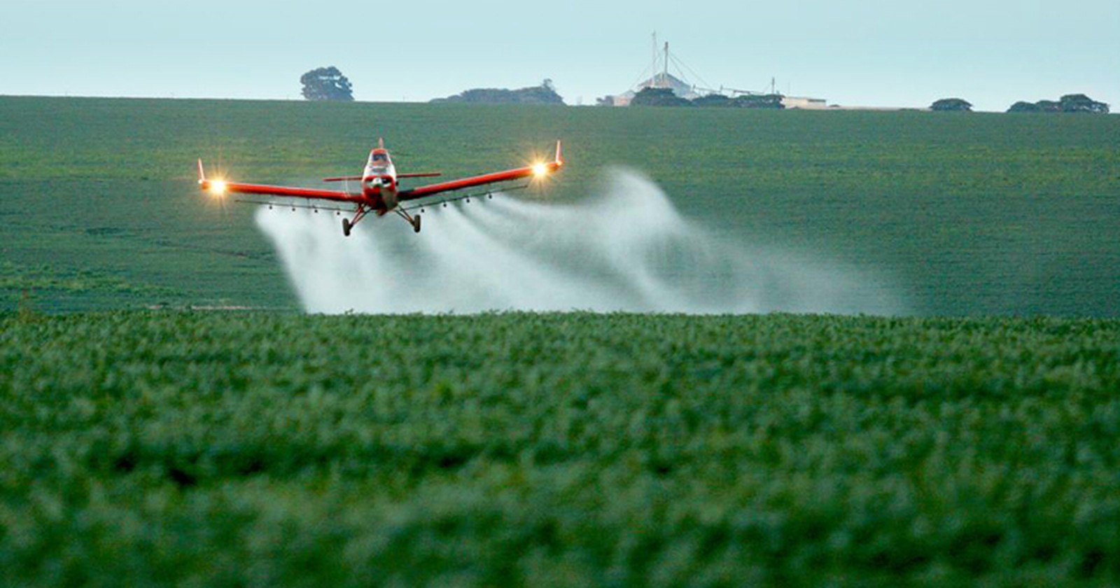 Pulverização de pesticida sobre lavoura: STF vai decidir se incentivos fiscais para agrotóxicos são inconstitucionais (Foto: Agência Brasil)