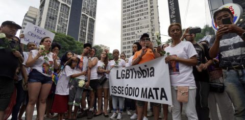 Protesto em 2018, na Avenida Paulista, em honra do cabeleireiro Plínio Henrique, morto no mesmo ano vítima de LGBTIfobia (Foto: Cris Faga/NurPhoto)
