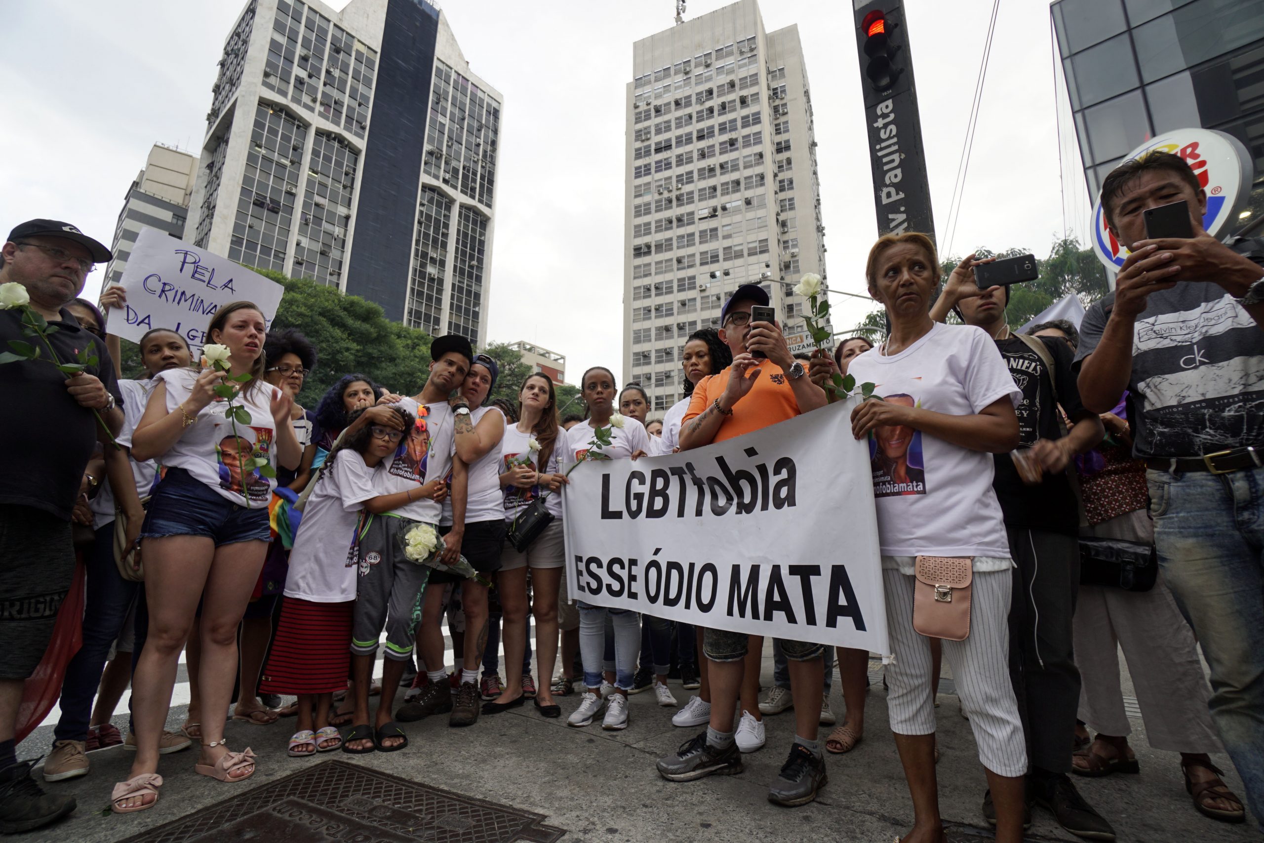 Protesto em 2018, na Avenida Paulista, em honra do cabeleireiro Plínio Henrique, morto no mesmo ano vítima de LGBTfobia. (Foto: Cris Faga/NurPhoto)
