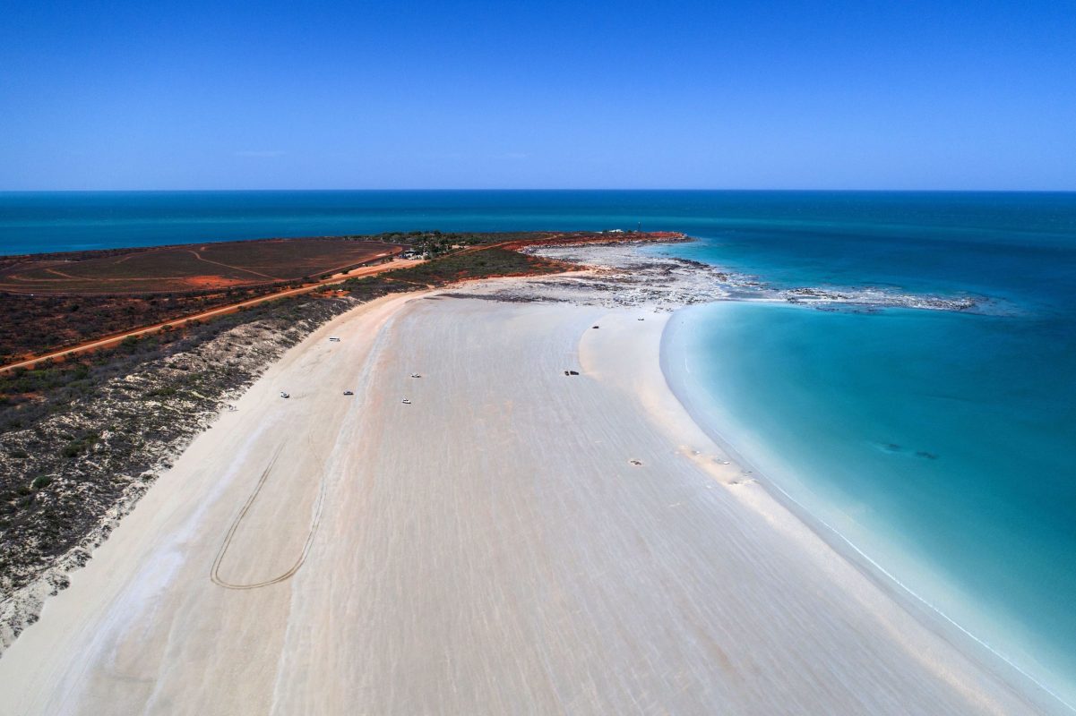 Praia de areia em Broome, no oeste da Austrália: país pode perder 11 mil quilômetros de praias (Foto: Sam Mayall/DPA/AFP)