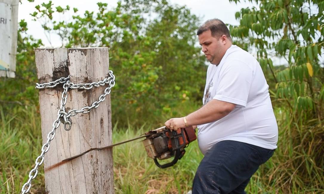 O deputado Jeferson Alves no momento em que tenta cortar o tronco com uma motosserra: processo dos indígenas e inquérito do MPF (Foto: Reprodução)