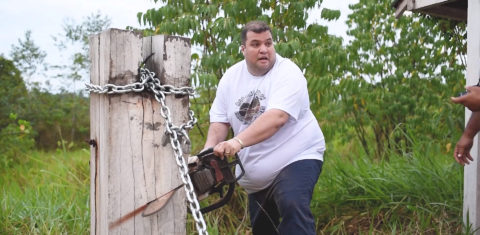 O deputado estadual Jefferson Alves (PTB/RR) tenta usar motosserra para destruir corrente que isola posto de fiscalização de terra indígena: os Waimiri-Atroari vão processar (Foto: Reprodução/Facebook)