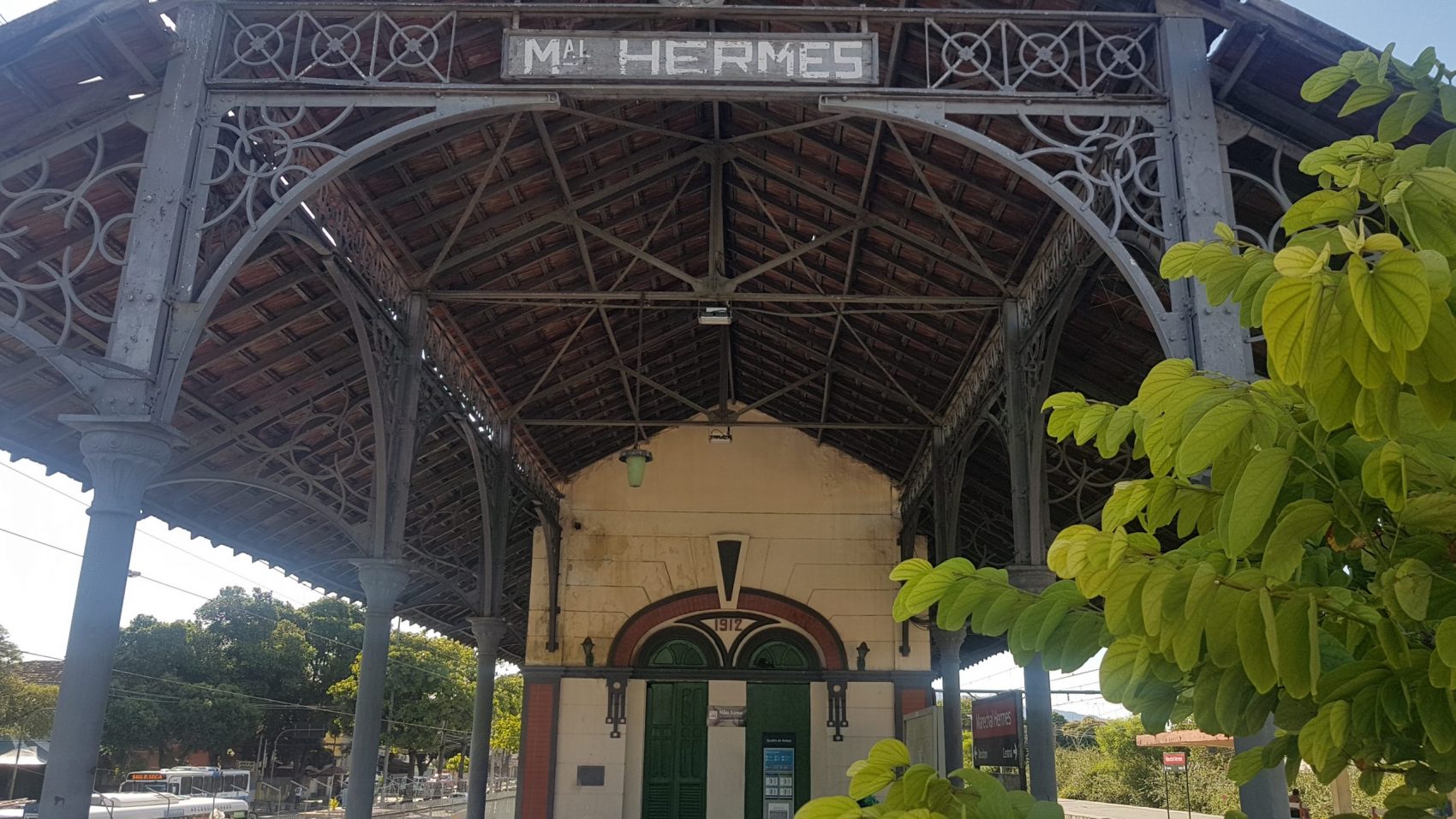 A estação de Marechal Hermes, inaugurado com o bairro há mais de um século: estilo arquitetônico preservado (Foto: Oscar Valporto)