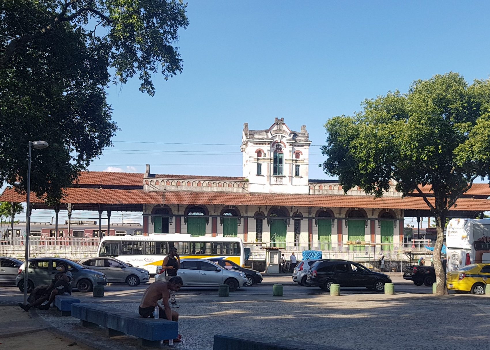 A Praça Montese com a estação ferroviária no coração de Marechal Hermes: barraca das batatas fica encostado ao muro da ferrovia (Foto: Oscar Valporto)