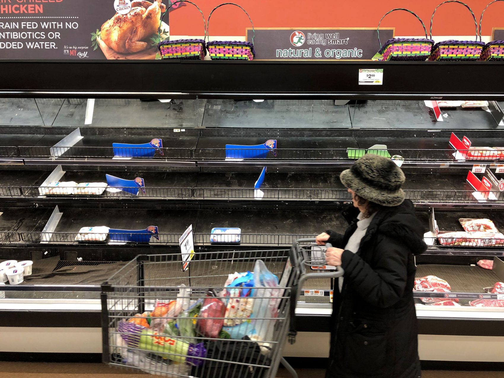 Prateleiras de carne vazias em supermercado em Boston (EUA): desabastecimento em consequência do medo da Covid-19 (Foto: Joseph Prezioso/AFP)