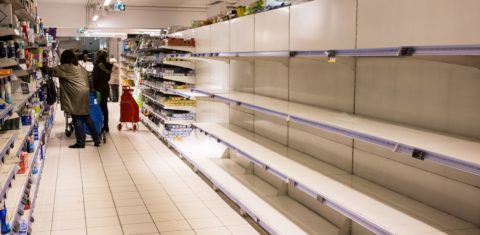 Prateleiras vazias em supermercado de Paris: pânico pode se espalhar rápido do que coronavírus (Foto: Amaury Cornu / Hans Lucas / AFP)