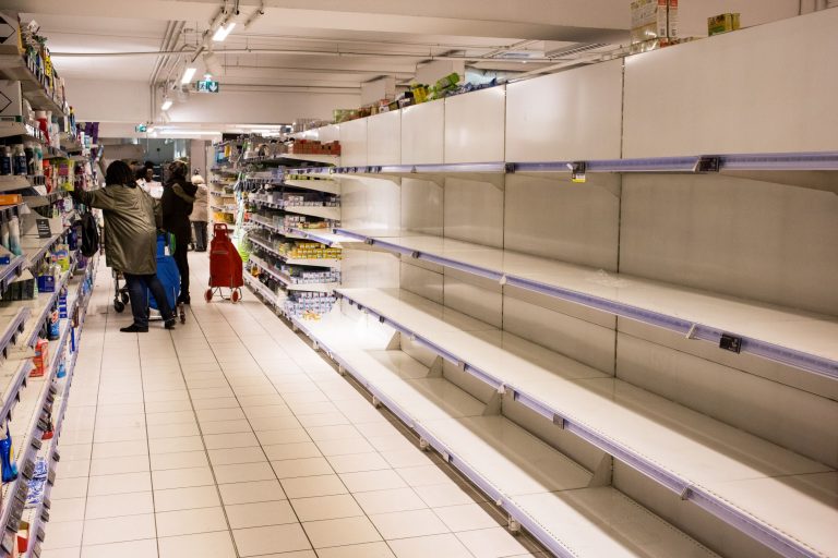 Prateleiras vazias em supermercado de Paris: pânico pode se espalhar rápido do que coronavírus (Foto: Amaury Cornu / Hans Lucas / AFP)