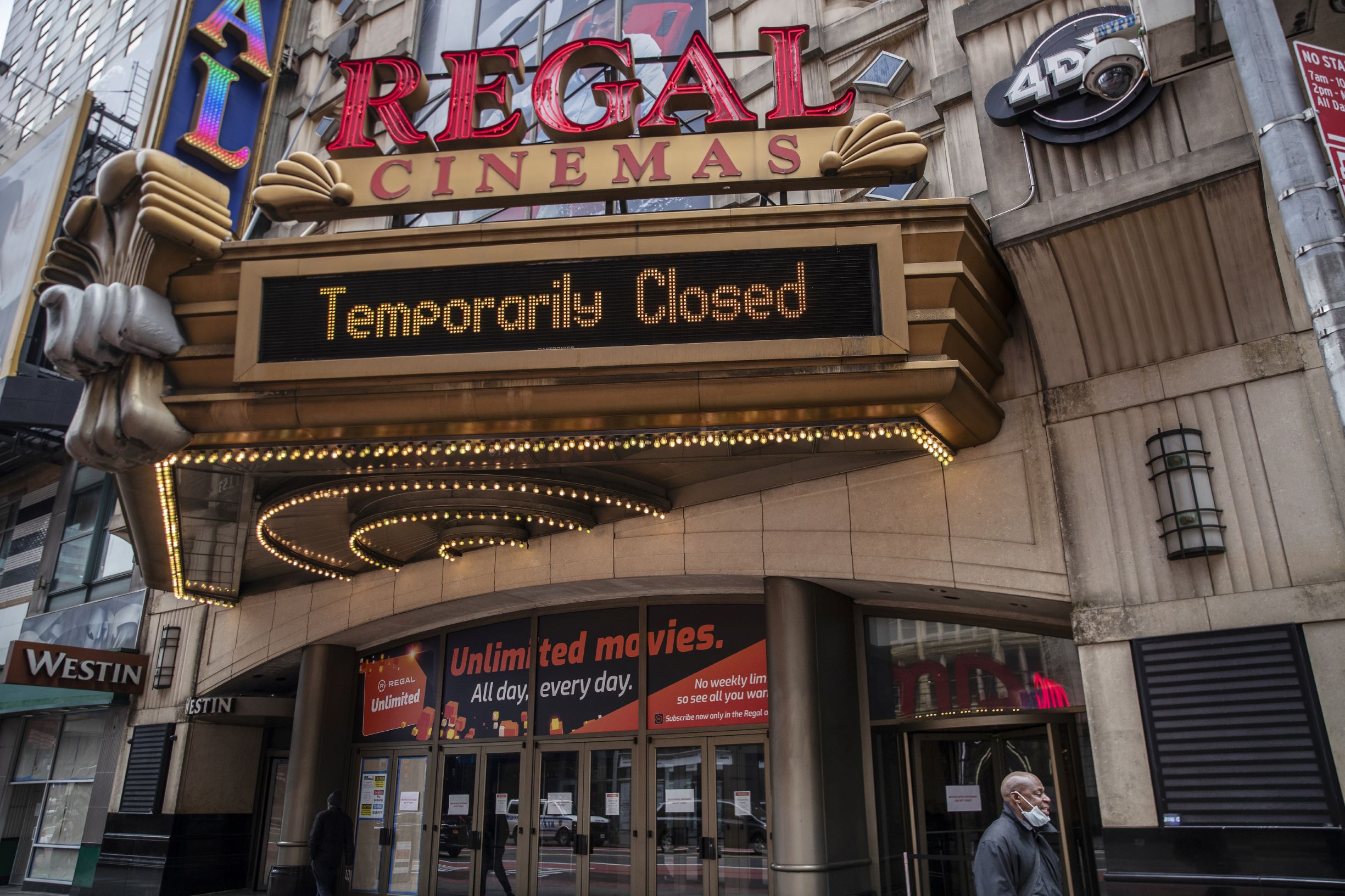 Cinema anuncia fechamento em Nova York: trabalhadores da indústria do entretenimento sofrendo com a recessão do coronavírus (Foto: Victor J. Blue/AFP)
