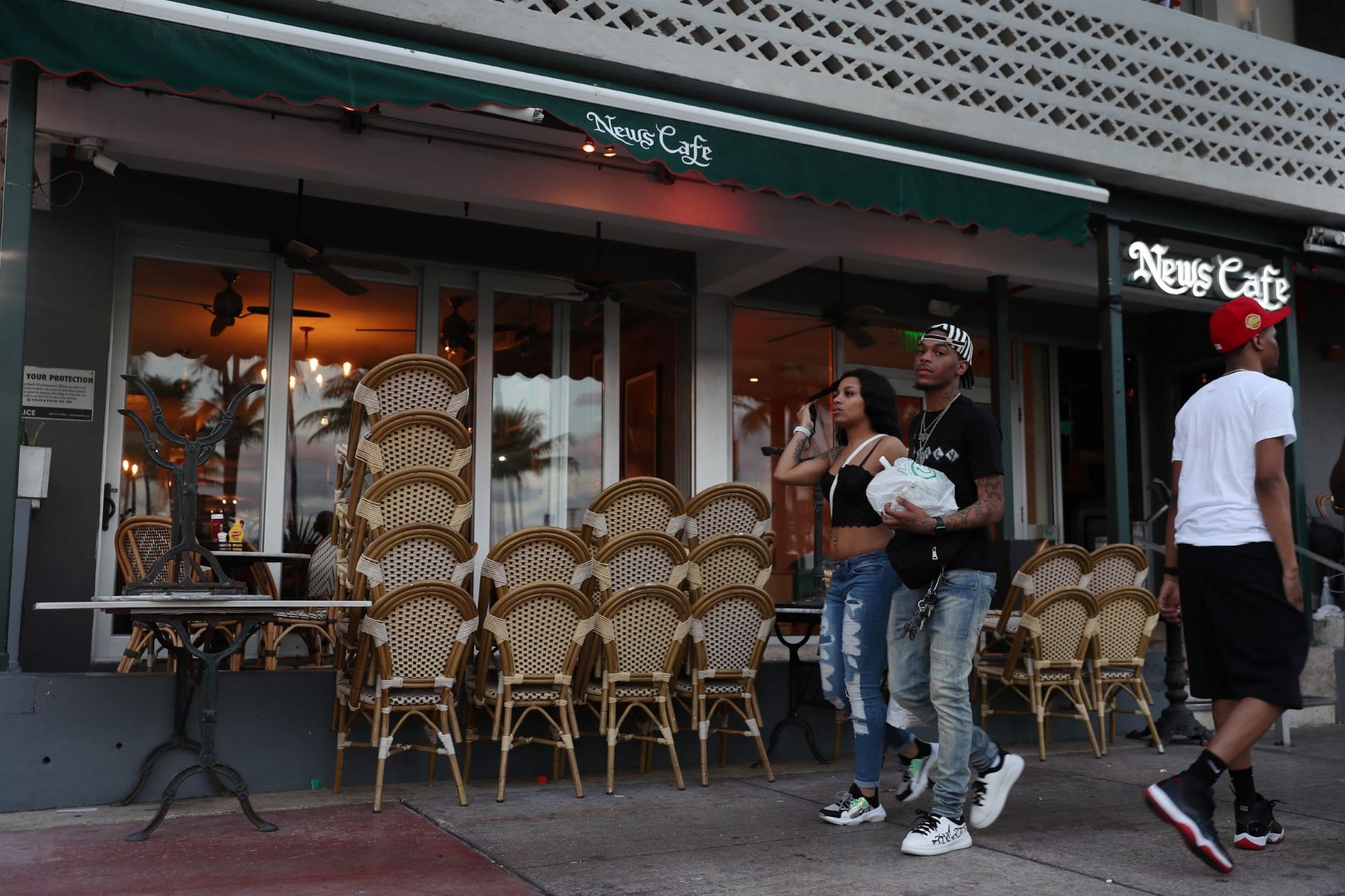 Bar fechado em Miami Beach, Flórida: garçons, vendedores e outros trabalhadores que recebem por hora serão os mais afetados pela onda recessiva (Foto: Joe Raedle/Getty Images/AFP)