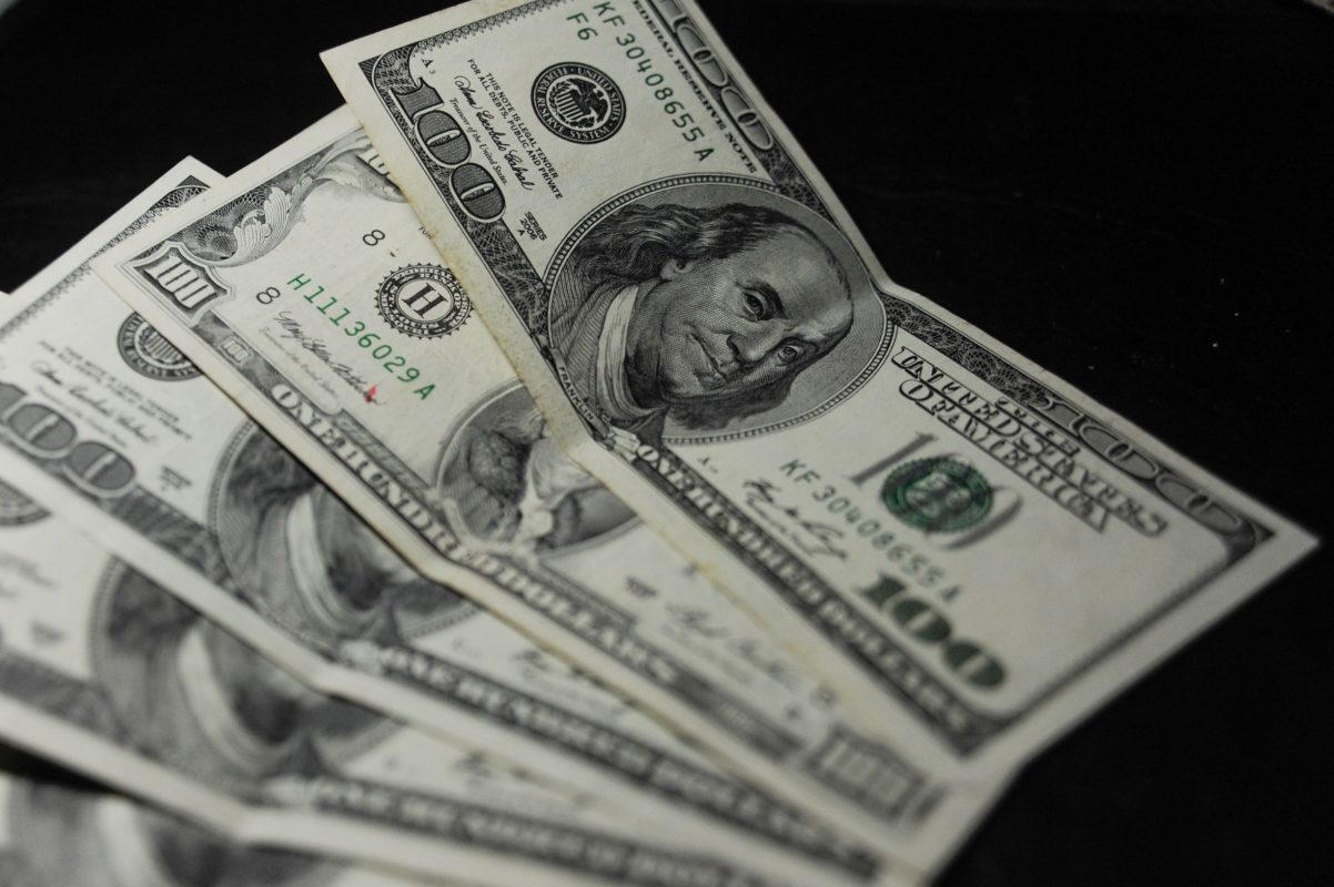 Dólar na veia: proposta do governo Trump prevê injeção de US$ 850 bilhões, incluindo o envio de cheques de US$1 mil diretamente a todos os americanos adultos (Foto: Gustavo Saboya/AFP)