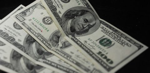 Dólar na veia: proposta do governo Trump prevê injeção de US$ 850 bilhões, incluindo o envio de cheques de US$1 mil diretamente a todos os americanos adultos (Foto: Gustavo Saboya/AFP)