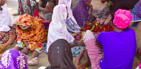 Mulheres - parteiras e até mães - na cadeia em Burkina Faso sob acusação de mutilação genital de meninas: África concentra casos (Foto: Issouf Sanogo/AFP)