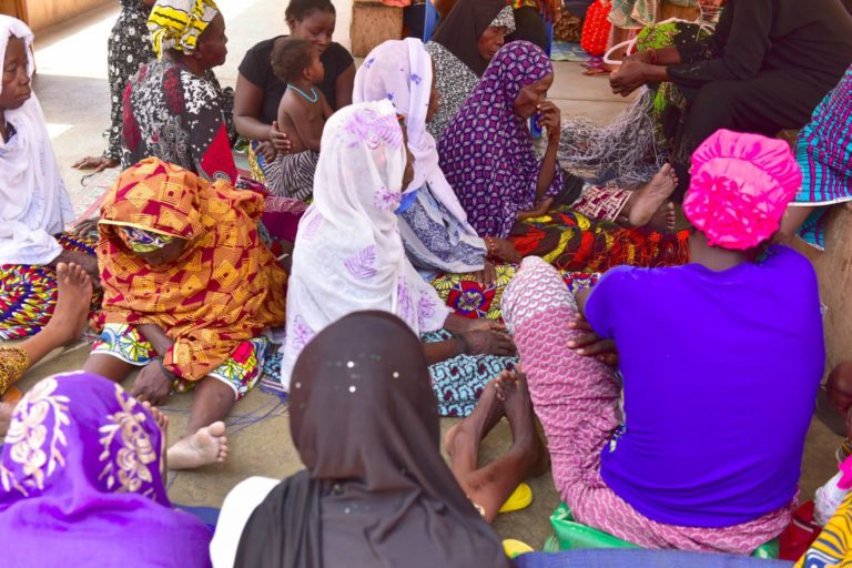 Mulheres - parteiras e até mães - na cadeia em Burkina Faso sob acusação de mutilação genital de meninas: África concentra casos (Foto: Issouf Sanogo/AFP)