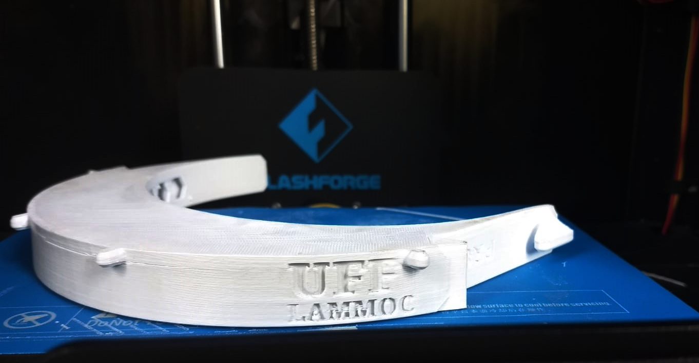 Base de máscara desenvolvida na UFF: impressoras 3D serão reunidas na Escola de Engenharia da UFF para imprimir o maior número de máscaras possível (Foto: Divulgação/UFF)