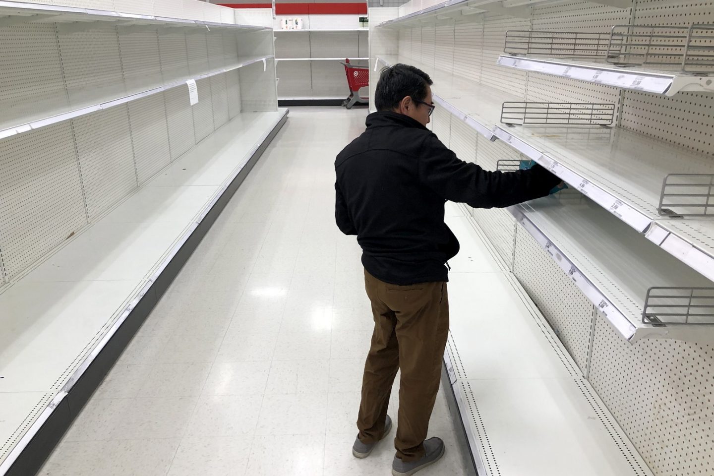 Supermercado com as prateleiras vazias em San Rafael, na Califórnia. Moradores já começam a estocar alimentos. Foto Justin ullivan/Getty Images/AFP