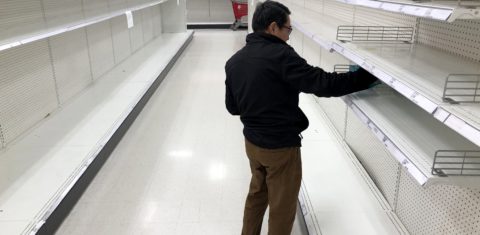 Supermercado com as prateleiras vazias em San Rafael, na Califórnia. Moradores já começam a estocar alimentos. Foto Justin ullivan/Getty Images/AFP