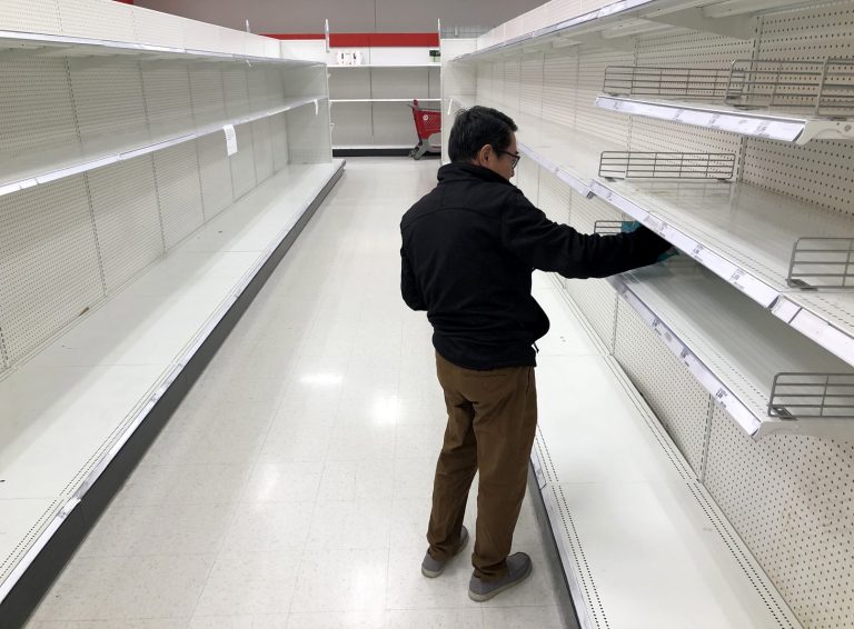 Supermercado com as prateleiras vazias em San Rafael, na Califórnia. Moradores já começam a estocar alimentos. Foto Justin ullivan/Getty Images/AFP