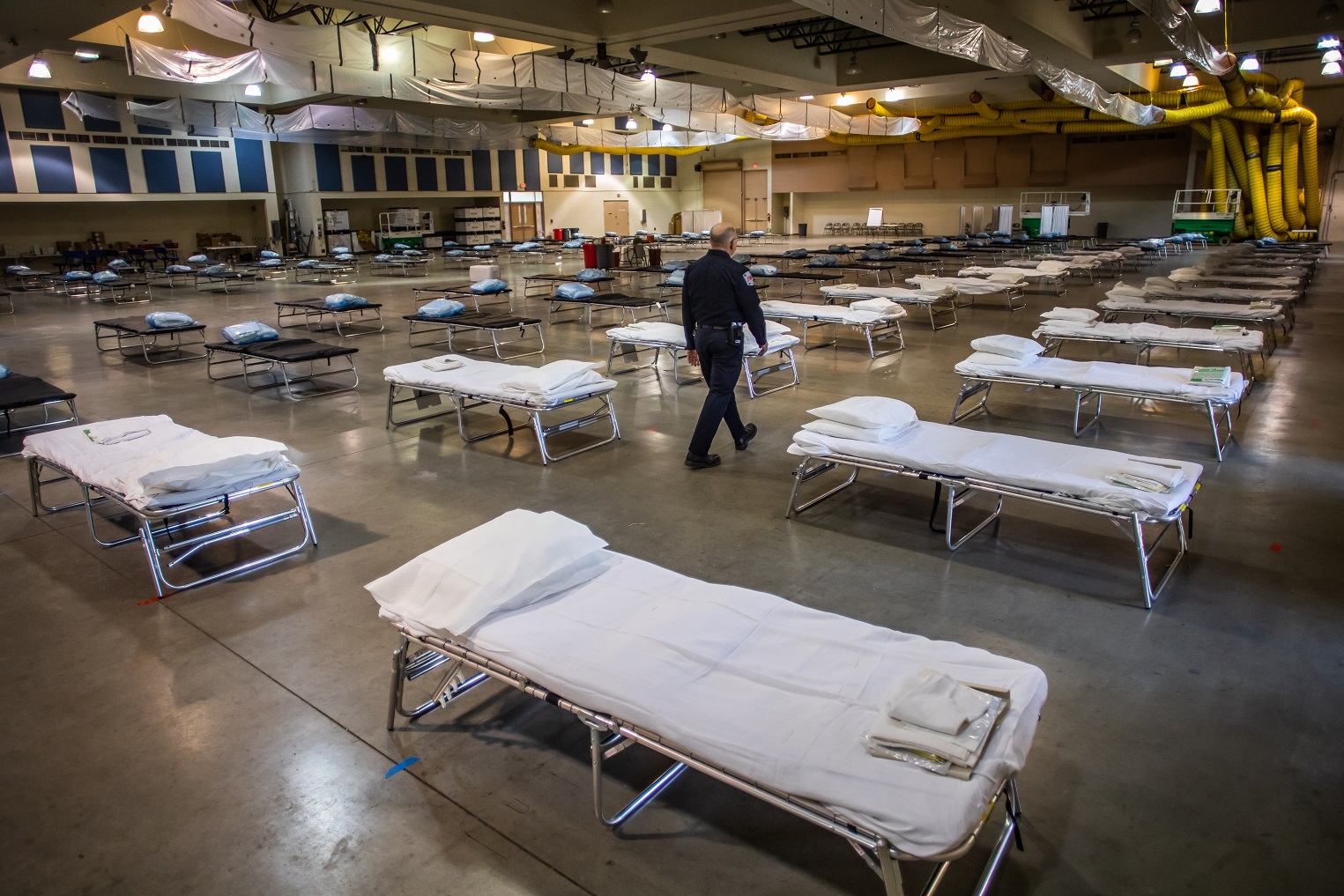 Um novo hospital de campanha com 125 leitos é instalado na Califórnia para atender as vítimas do Covid-19. Foto Apu Gomes/AFP