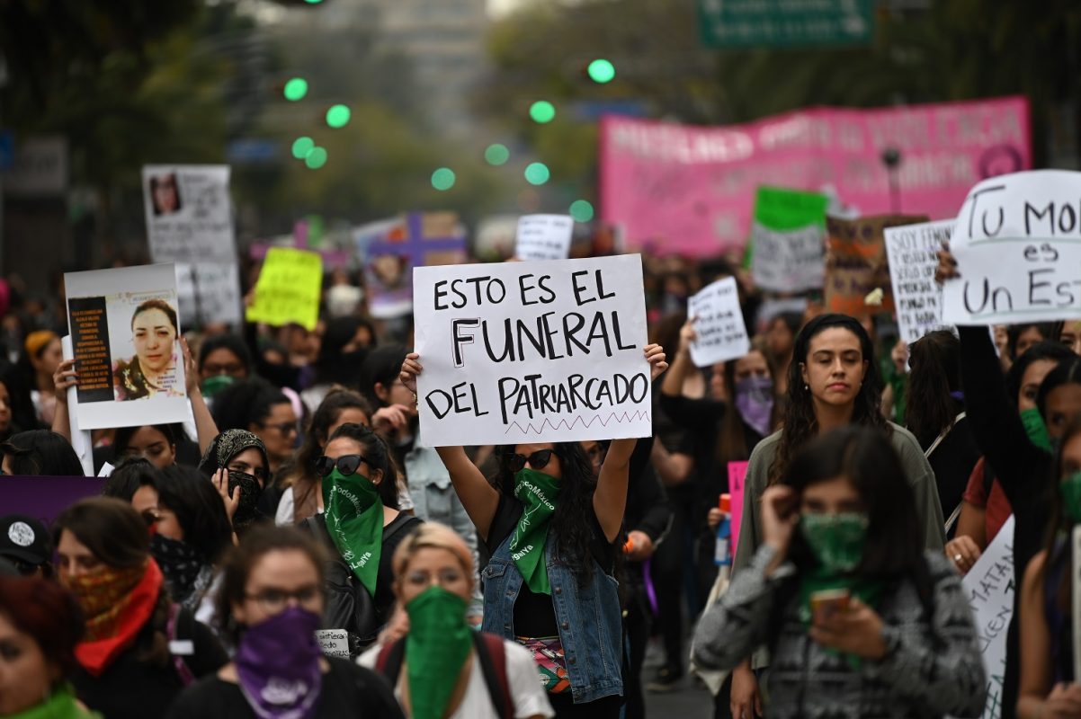 Marcha de mulheres em frente ao palácio do governo na Cidade do México. (Foto: Pedro Pardo/ AFP)