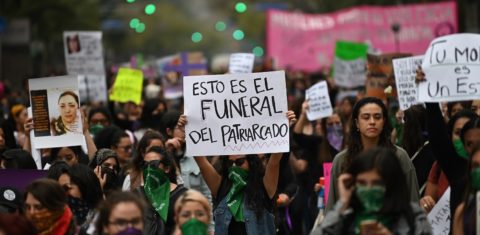 Marcha de mulheres em frente ao palácio do governo na Cidade do México. (Foto: Pedro Pardo/ AFP)