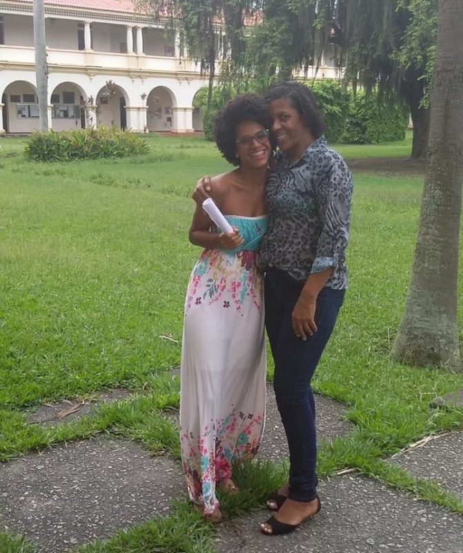 Juliana, com a mãe na sua formatura: primeira da família a cursar universidade. Foto do arquivo pessoal