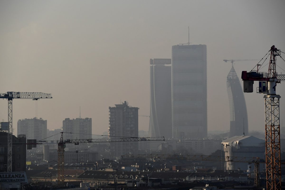 Milão e seu ar poluído do no dia 3 de fevereiro: problemas respiratórios causados pela poluição agravaram epidemia de covid-19 nas grandes cidades (Foto: Miguel Medina/AFP)