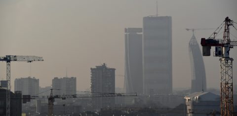 Milão e seu ar poluído do no dia 3 de fevereiro: problemas respiratórios causados pela poluição agravaram epidemia de covid-19 nas grandes cidades (Foto: Miguel Medina/AFP)