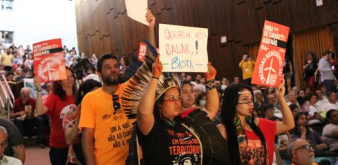 Manifestação de grupos indígenas contra a instalação da Mina Guaíba, em Porto Alegre: ameaça à vida nas aldeias (Foto: Instituto Internacional Arayara)