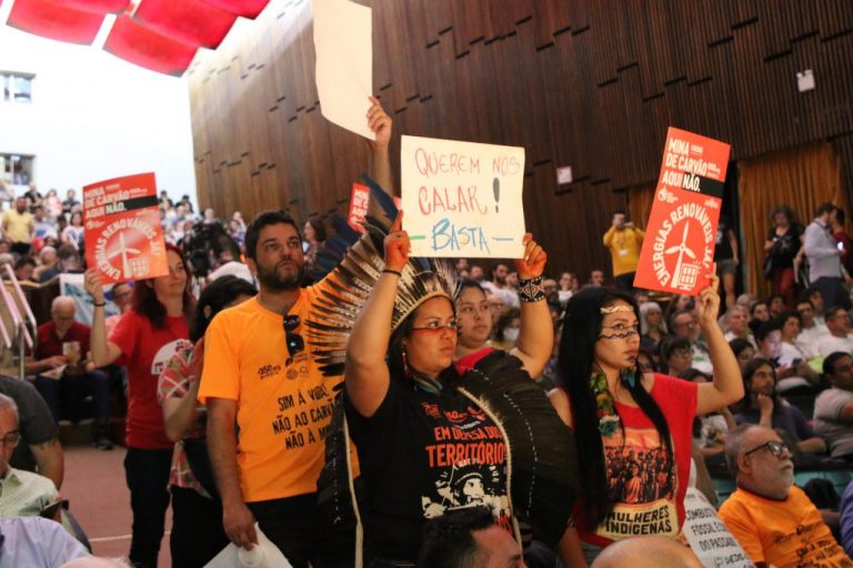 Manifestação de grupos indígenas contra a instalação da Mina Guaíba, em Porto Alegre: ameaça à vida nas aldeias (Foto: Instituto Internacional Arayara)