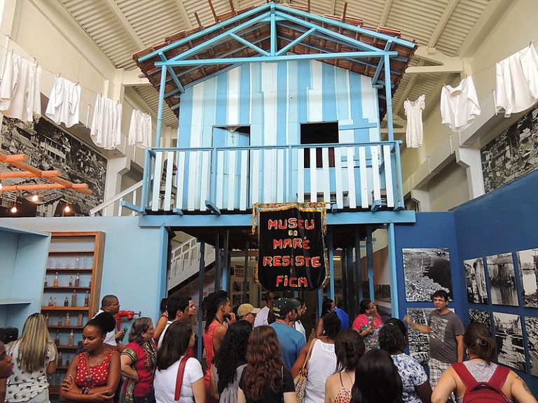 Réplica das palafitas características da Maré: atenção em museus tradicionais no exterior. Foto de divulgação