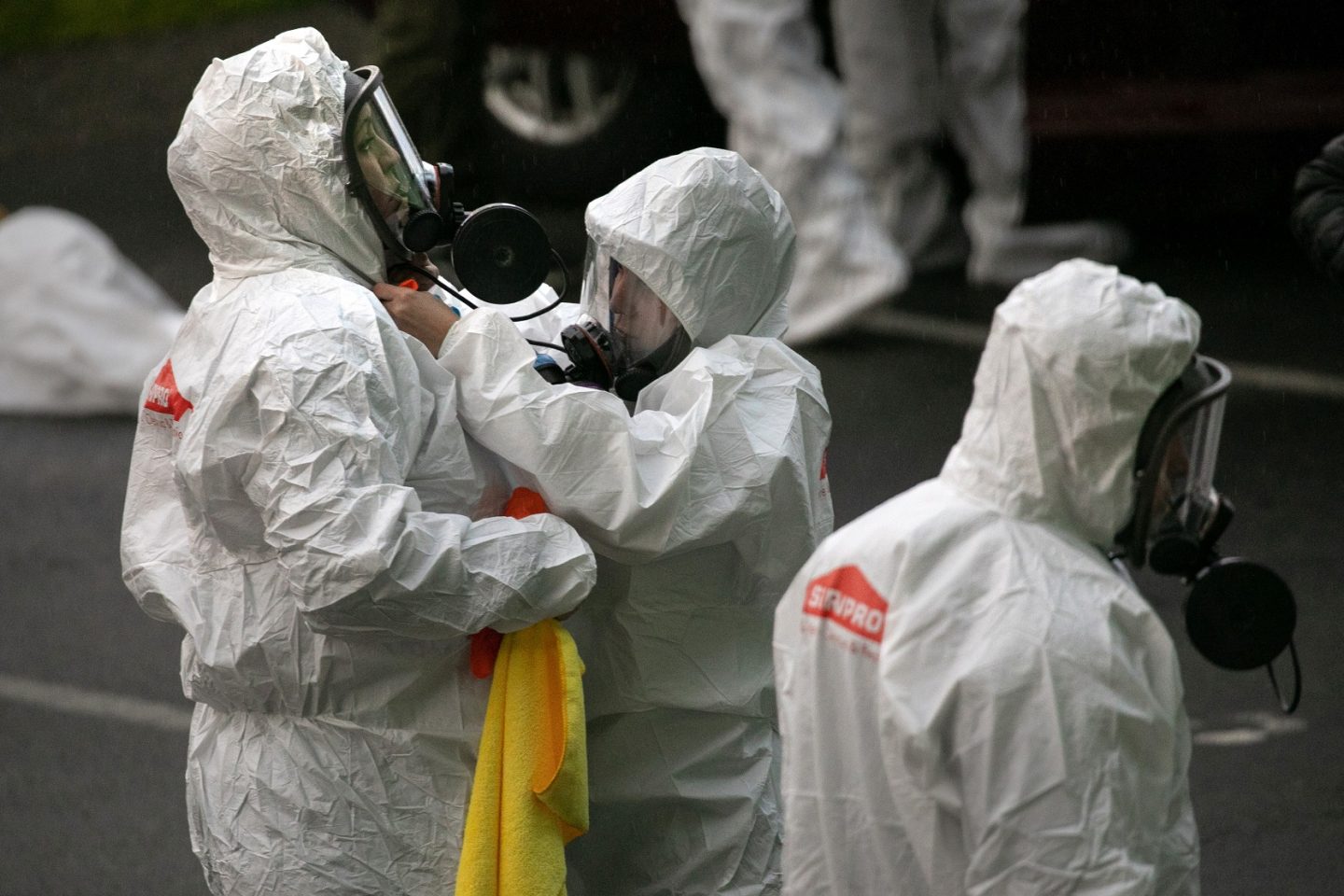 Equipe de limpeza se prepara para entrar em um lar de idosos, em Washington, onde foi registrado um número elevado de pessoas contaminadas pelo coronavírus. Foto John Moore/Getty Images/AFP
