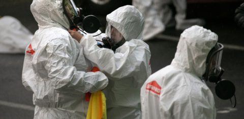 Equipe de limpeza se prepara para entrar em um lar de idosos, em Washington, onde foi registrado um número elevado de pessoas contaminadas pelo coronavírus. Foto John Moore/Getty Images/AFP