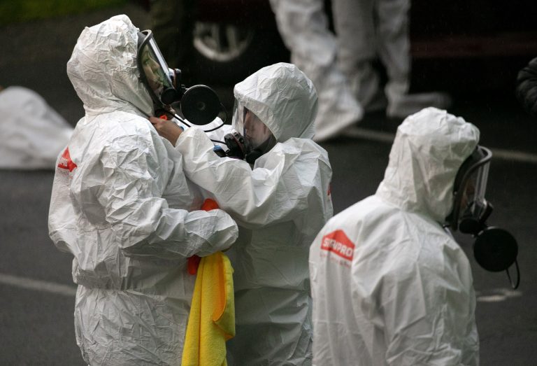 Equipe de limpeza se prepara para entrar em um lar de idosos, em Washington, onde foi registrado um número elevado de pessoas contaminadas pelo coronavírus. Foto John Moore/Getty Images/AFP