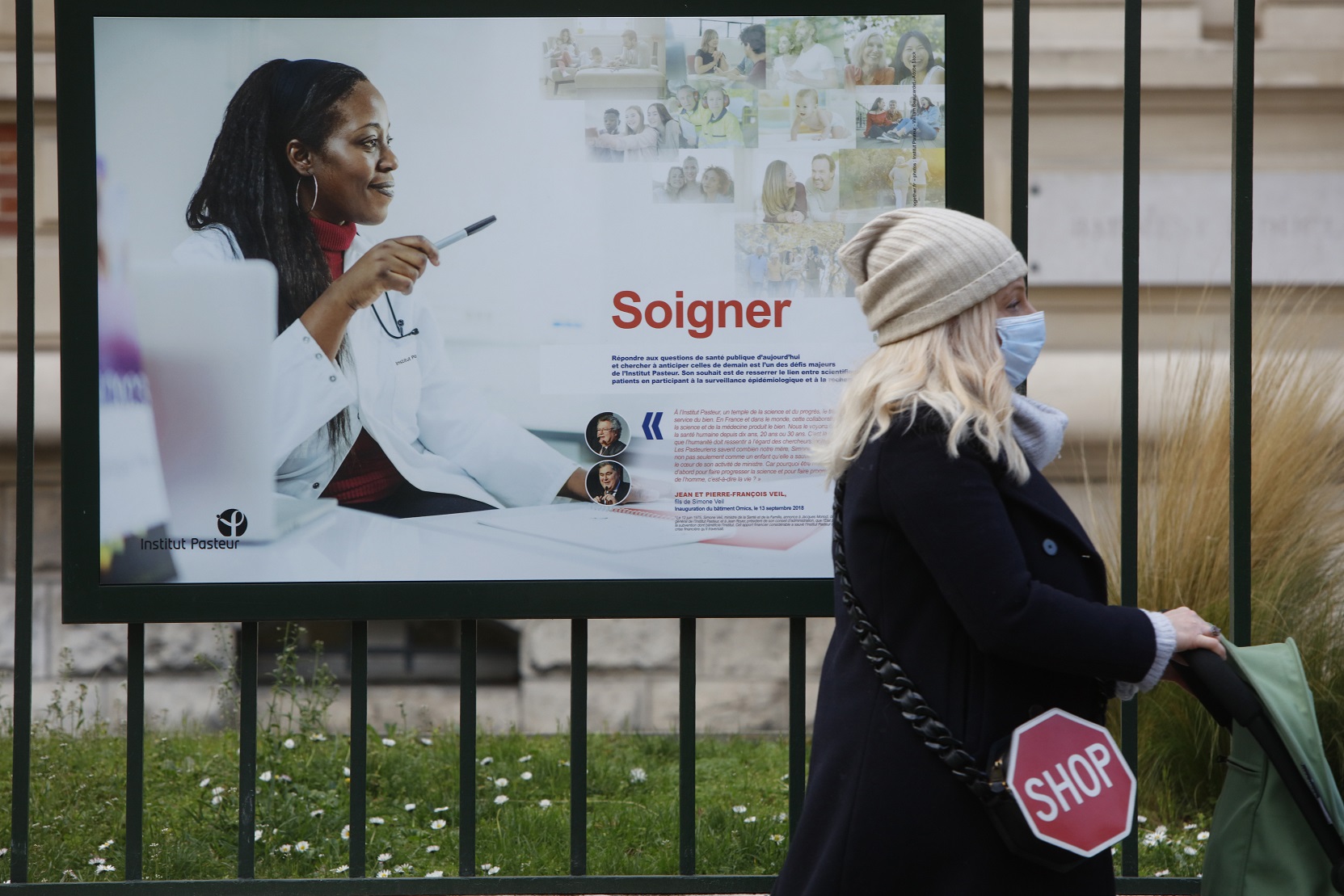 Mulher com um máscara contra o coronavírus passa em frente ao Instituto Pasteur, em Paris. Foto Mehdi Taamallah/NurPhoto