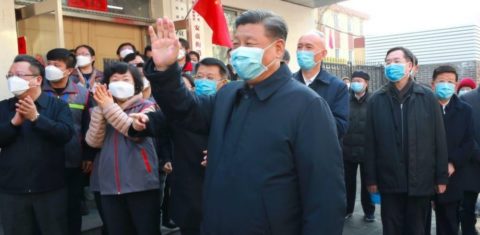 O presidente da China, Xi Jinping é saudado durante visita á cidade de Wuhan, epicentro do coronavírus. Foto EyePress News / EyePress