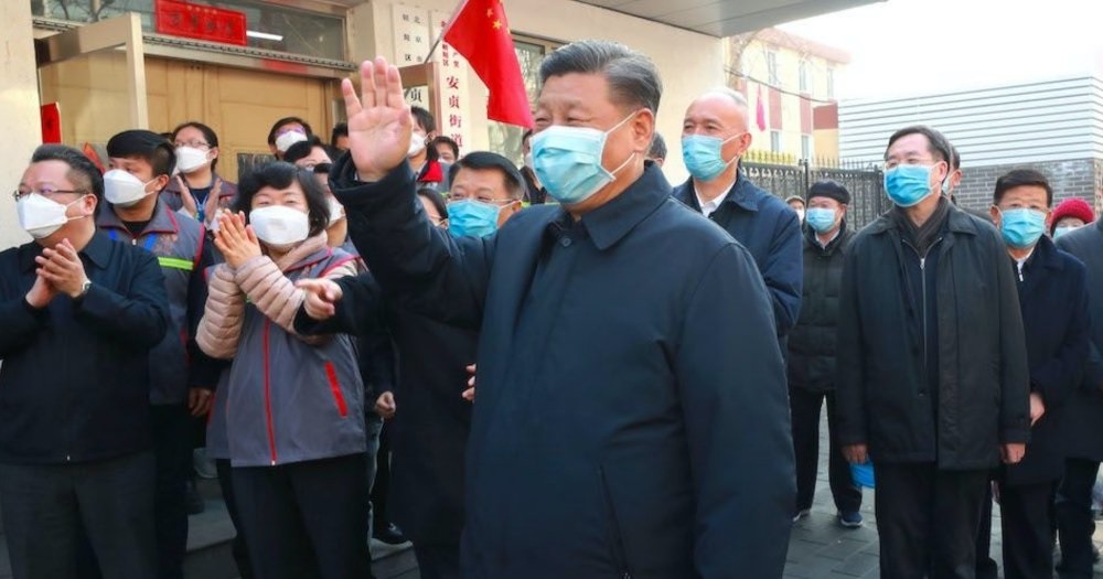 O presidente da China, Xi Jinping é saudado durante visita á cidade de Wuhan, epicentro do coronavírus. Foto EyePress News / EyePress