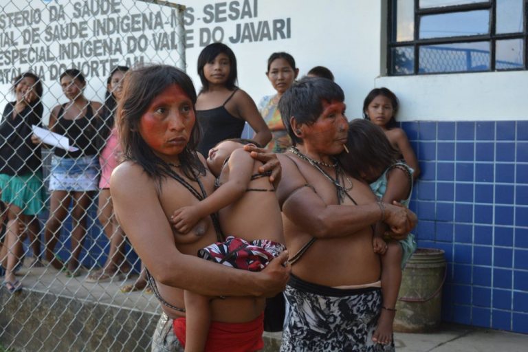 Indígenas do Vale do Javari esperam para ser atendidos na Central de Saúde. Foto da Univaja